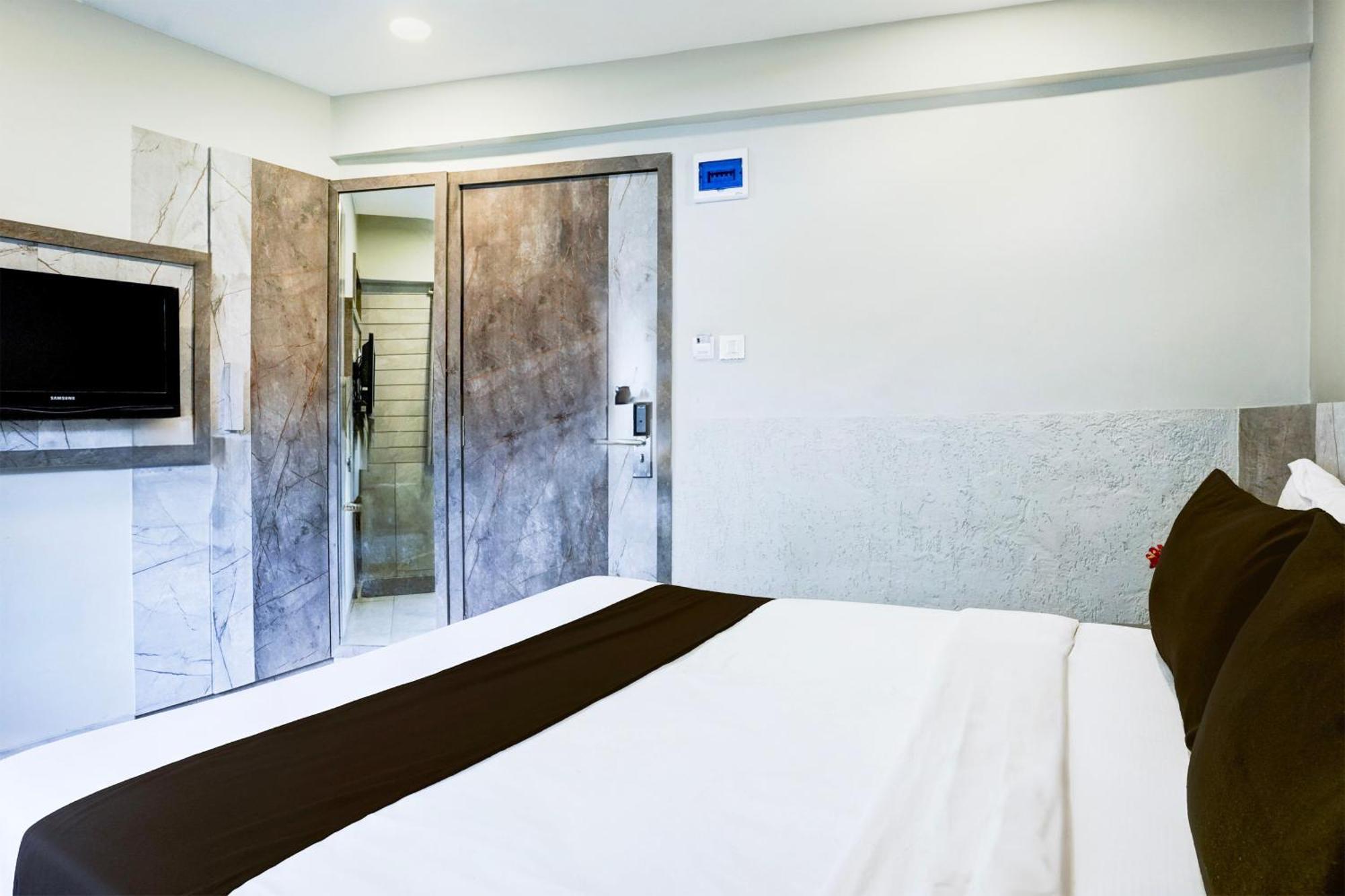 Hotel Super Townhouse Oak Vashi Turambhe Esterno foto