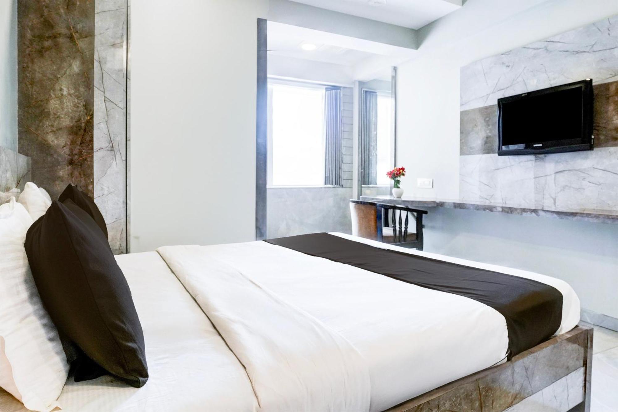 Hotel Super Townhouse Oak Vashi Turambhe Esterno foto