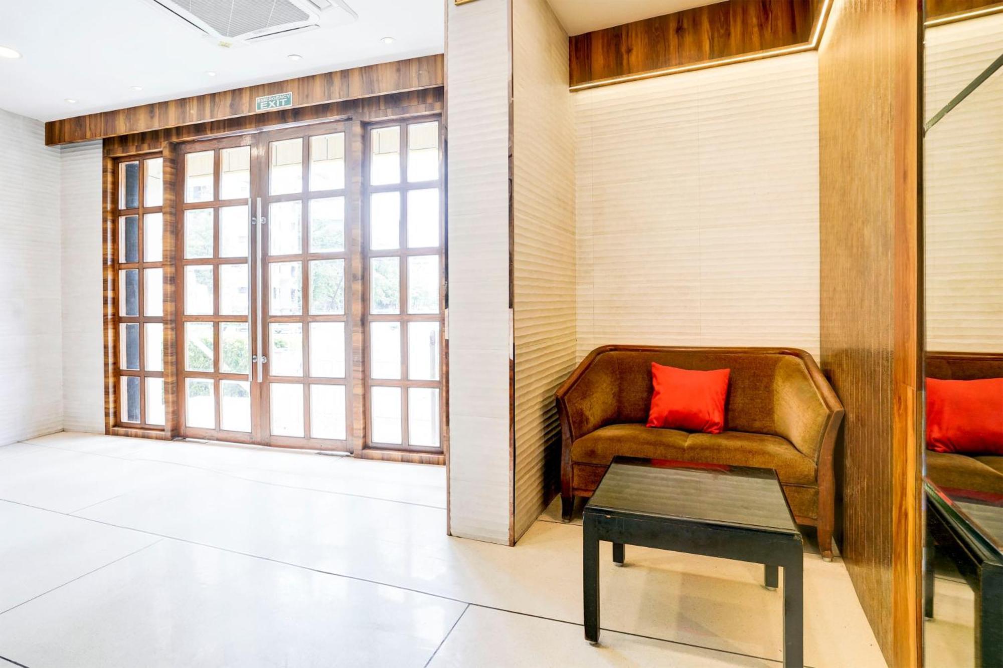 Hotel Super Townhouse Oak Vashi Turambhe Esterno foto